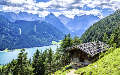 Berghütte am Achensee mit Blick auf das Kaisergebirge in Tirol.