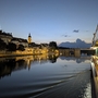 Bootsfahrt bei Sonnenuntergang in Kitzingen mit Blick auf Fluss und Uferhäuser.