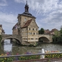 Historisches Gebäude auf einer Brücke über einem Fluss in Bamberg.