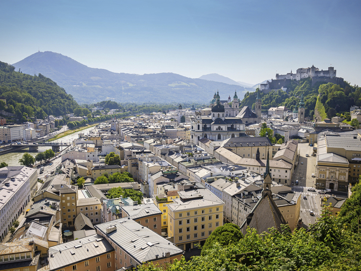 Panoramablick auf Salzburg mit Altstadt und Festung Hohensalzburg im Hintergrund.