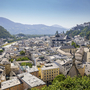 Panoramablick auf Salzburg mit Altstadt und Festung Hohensalzburg im Hintergrund.