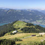 Blick auf die Berglandschaft und den Wolfgangsee vom Schafberg im Salzkammergut.