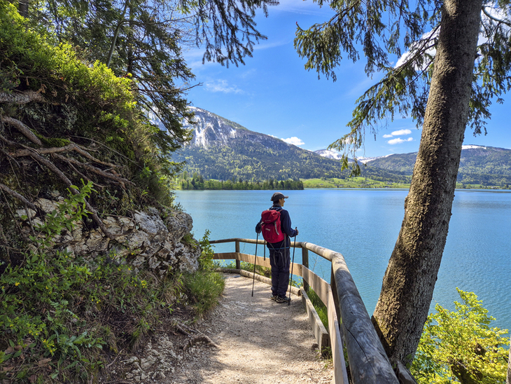 Wanderer mit Rucksack blickt auf den Wolfgangsee im Salzkammergut.