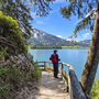Wanderer mit Rucksack blickt auf den Wolfgangsee im Salzkammergut.