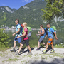 Wanderer am Hallstätter See im Salzkammergut bei sonnigem Wetter