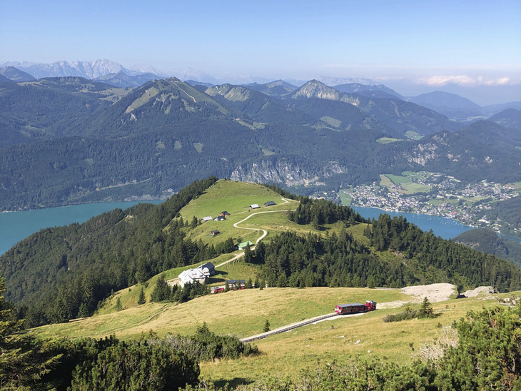 Aussicht auf Berge und See vom Schafberg im Salzkammergut, Österreich.