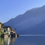 Fachwerkhäuser am Seeufer mit Berg im Hintergrund bei Hallstatt, Salzkammergut.
