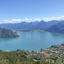 Blick auf den Wolfgangsee im Salzkammergut mit umliegenden Bergen und Dörfern.