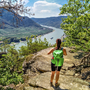 Wanderer mit grünem Rucksack blickt auf die Donau in der Wachau.