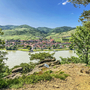 Blick auf Rossatz mit Donau und umliegenden Hügeln in der Wachau bei klarem Wetter.