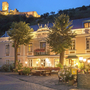 Gasthof Prankl in abendlicher Stimmung mit Burgruine im Hintergrund