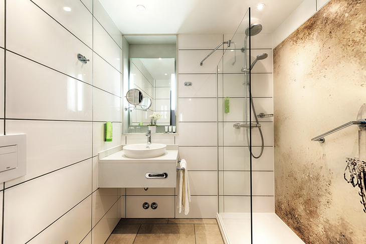 Modernes Badezimmer mit Dusche und Waschtisch im Welcome Hotel Bad Arolsen.