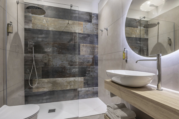 Modernes Badezimmer im Park Hotel Zanzanu mit großer Dusche und elegantem Waschbecken.