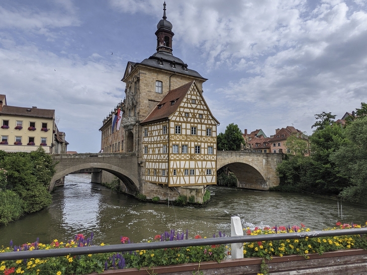 Historisches Gebäude auf einer Brücke über einem Fluss in Bamberg.