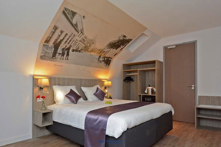 Hotelzimmer im Best Western City Hotel Woerden mit Doppelbett und Wandbild.