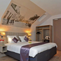 Hotelzimmer im Best Western City Hotel Woerden mit Doppelbett und Wandbild.