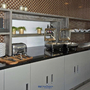 Buffetbereich mit Tellern, Toaster, Speisen und Pflanzen in modernem Best Western Hotel.