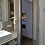 Badezimmer mit Waschbecken, Spiegel und Dusche in einem Hotelzimmer.
