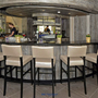 Hotelbar mit Theke, Barhockern und Bartender im Best Western City Hotel in Woerden.
