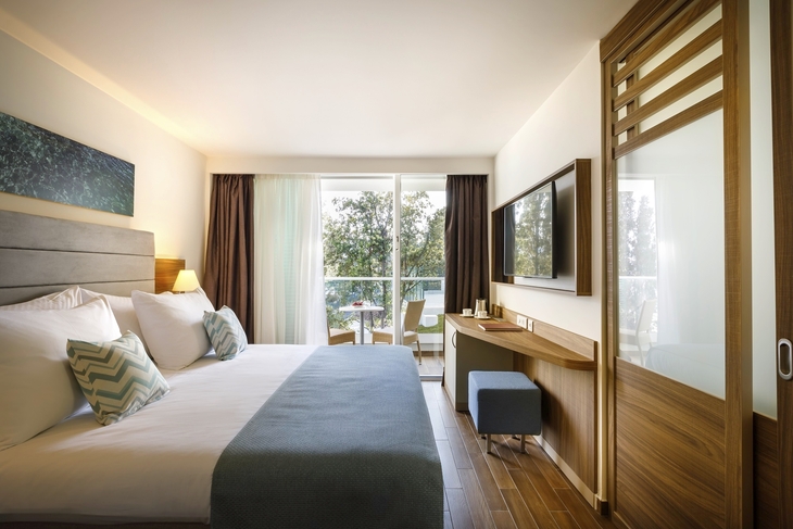 Familienzimmer mit Balkon und modernem Interieur im Valamar Rabac Bellevue Resort