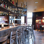 Gemütliche Hotelbar mit Holzdekor und hohen Barhockern im Welcome Hotel Paderborn.