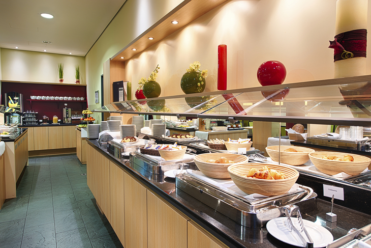 Frühstücksbuffet mit verschiedenen Speisen im Welcome Hotel Paderborn.