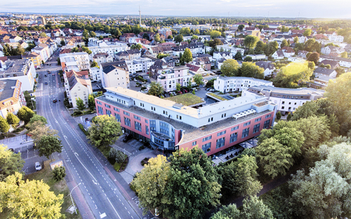 Luftaufnahme des Welcome Hotels in Paderborn mit umgebender Stadtlandschaft.