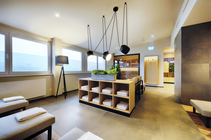 Moderner Spa-Bereich mit Liegen und Handtüchern im Welcome Hotel Paderborn.