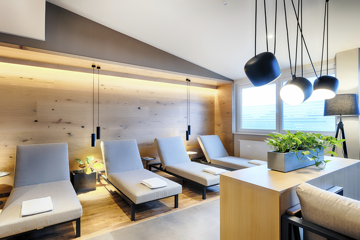 Moderner SPA-Ruheraum mit Liegen und hängenden Lampen.