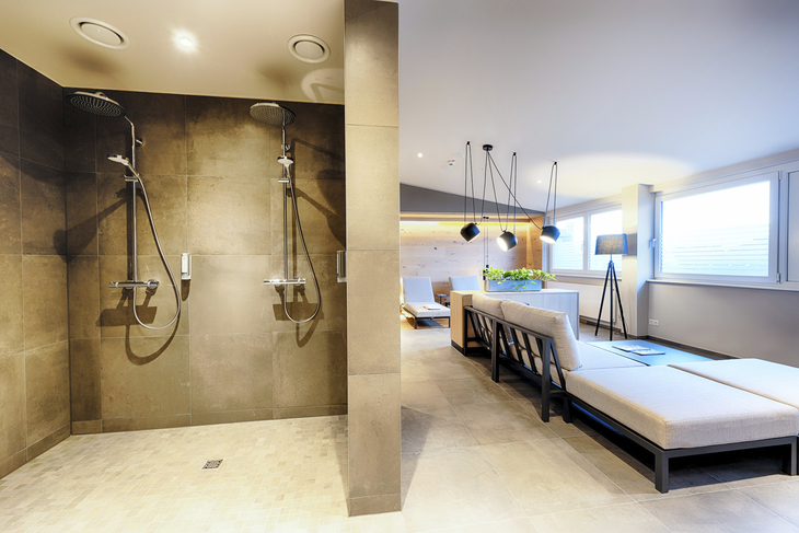 Moderner Wellnessbereich mit Duschen und Liegen im Welcome Hotel Paderborn.