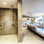 Moderner Wellnessbereich mit Duschen und Liegen im Welcome Hotel Paderborn.