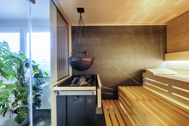 Sauna mit Holzbank und Aufgusstopf im Welcome Hotel Paderborn.
