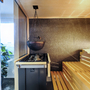 Sauna mit Holzbank und Aufgusstopf im Welcome Hotel Paderborn.