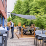 Terrasse des Welcome Hotels Paderborn mit Gästen und grüner Umgebung