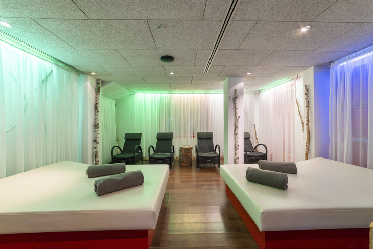 Spa-Bereich mit Liegen und entspannter Beleuchtung.