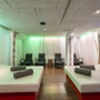 Spa-Bereich mit Liegen und entspannter Beleuchtung.