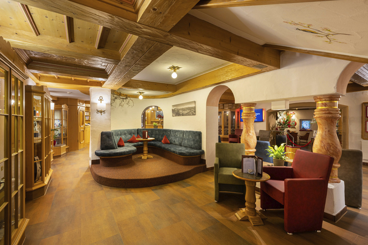 Hotelbar mit gemütlicher Sitzgruppe und Holzelementen.
