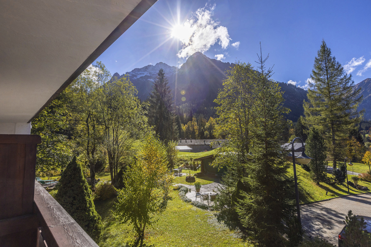 Balkonblick auf Berglandschaft und Bäume bei Sonnenschein