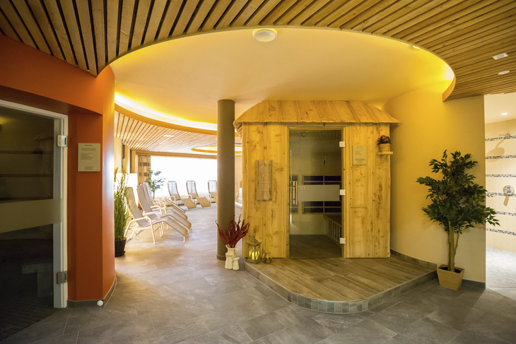 Wellnessbereich mit Sauna und Liegestühlen im JUFA Hotel Annaberg.