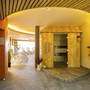 Wellnessbereich mit Sauna und Liegestühlen im JUFA Hotel Annaberg.