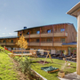 Außenansicht des JUFA Hotels Annaberg bei sonnigem Wetter im Sommer.