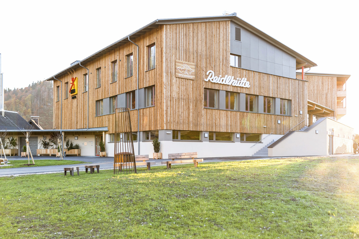 Außenansicht des JUFA Hotel Annaberg bei Sonnenschein im Sommer.