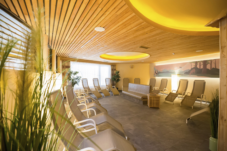 Ruheraum mit Liegestühlen im JUFA Hotel Annaberg BergErlebnis-Resort
