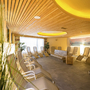 Ruheraum mit Liegestühlen im JUFA Hotel Annaberg BergErlebnis-Resort