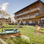 Hotelansicht mit Spielplatz und Terrasse im Sommer, JUFA Hotel Annaberg.